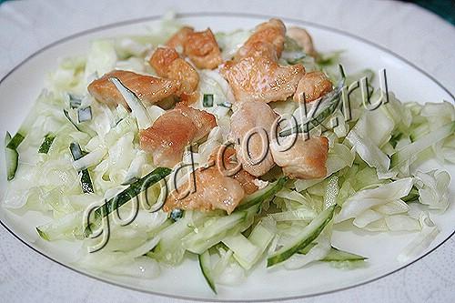 огуречно-капустный салат с жареной курицей