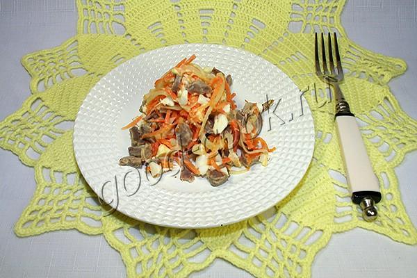 острый салат с корейской морковкой и куриными желудками