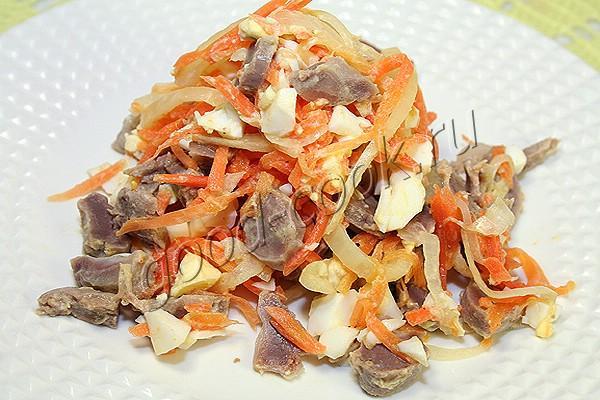 острый салат с корейской морковкой и куриными желудками