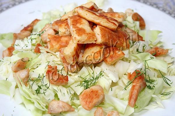 салат из капусты с курицей и сырными блинчиками