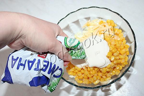 яичный салат с сыром и кукурузой