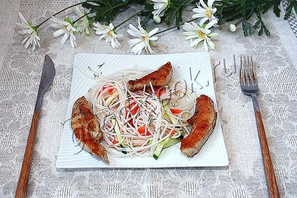 салат с рисовой вермишелью и жареной курицей