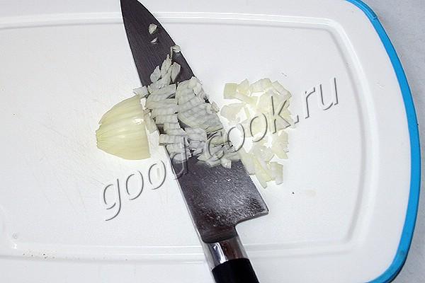 салат с сырным рисом и консервированным лососем