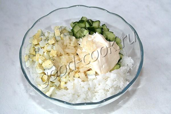 легкий рисовый салат с огурцами