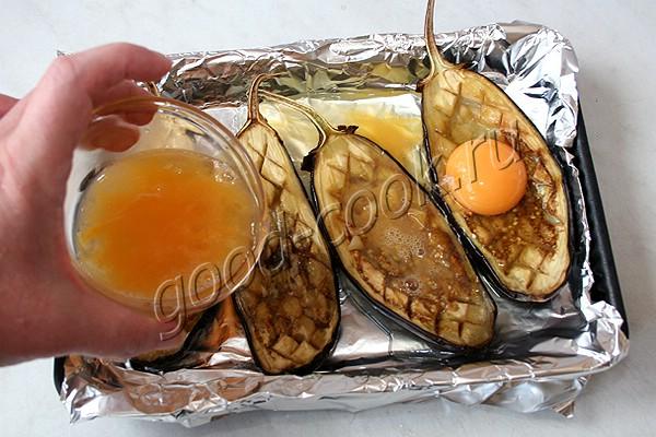 запеченные половинки баклажанов с яйцами