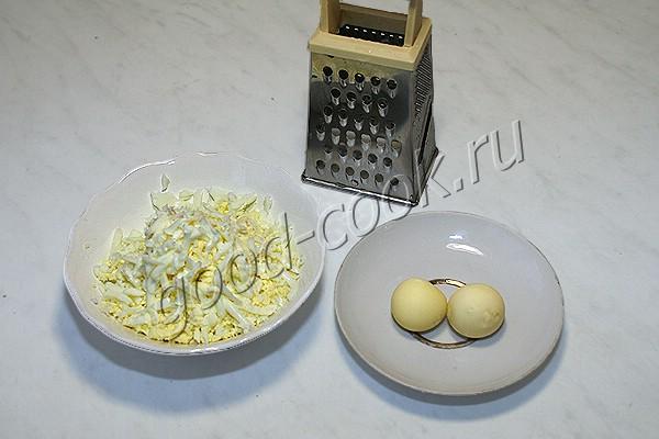 салат с консервированной рыбой и крекерами