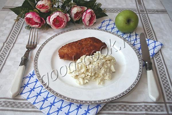 луковый салат с яблоком и яйцами