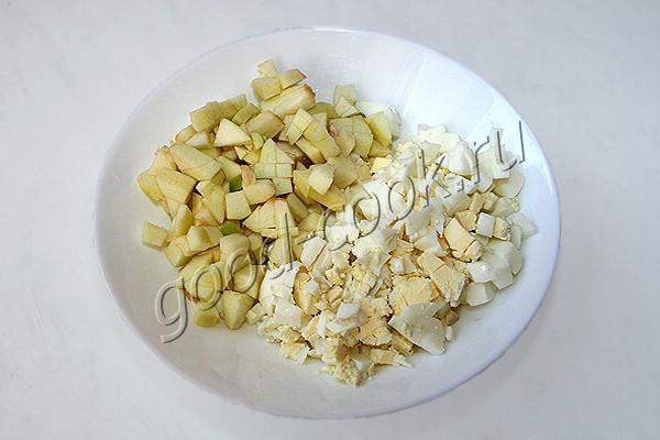 луковый салат с яблоком и яйцами