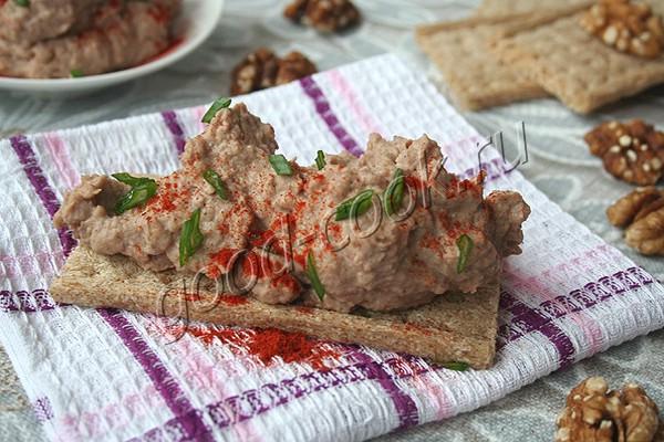 фасолевый паштет с яйцами и орехами