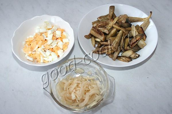 баклажановый салат с луком и яйцами