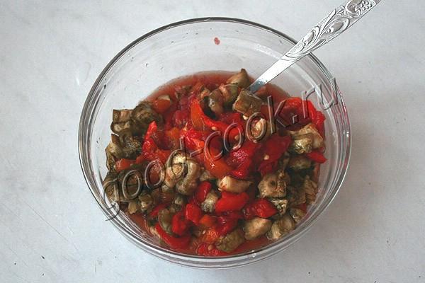 салат из печеных баклажанов и перцев с заправкой из помидоров