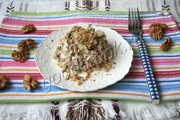 мясной салат с орехами и огурцами