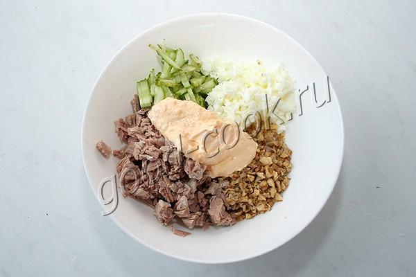 мясной салат с орехами и огурцами
