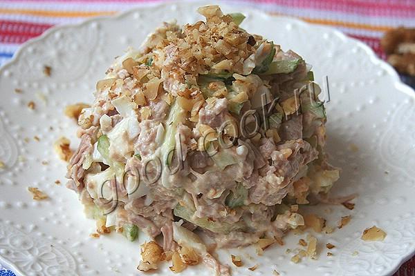 мясной салат с орехами и огурцами