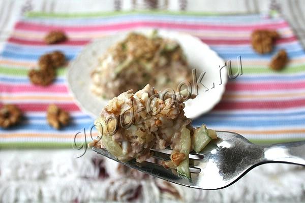 мясной салат с орехами и огурцами