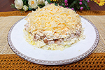 салат из пекинской капусты с мясом, яйцами и сыром