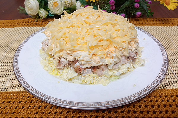 Салат из пекинской капусты с мясом, яйцами и сыром