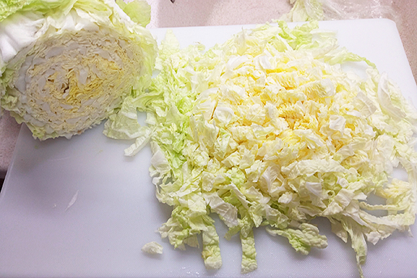 салат из пекинской капусты с мясом, яйцами и сыром