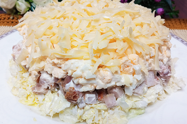 салат из пекинской капусты с мясом, яйцами и сыром