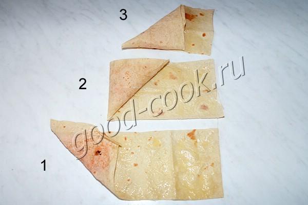 запеченные треугольники из лаваша с курицей