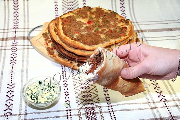 запеченная лепёшка с фаршем по-арабски (лахмаджун)