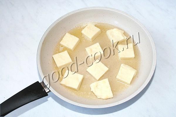 жареные квадратики из манки с сыром