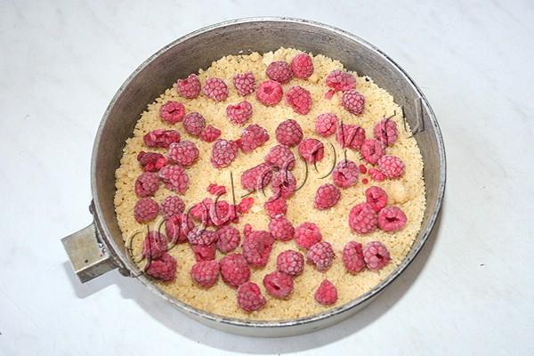 рассыпчатый пирог с ягодами и безе
