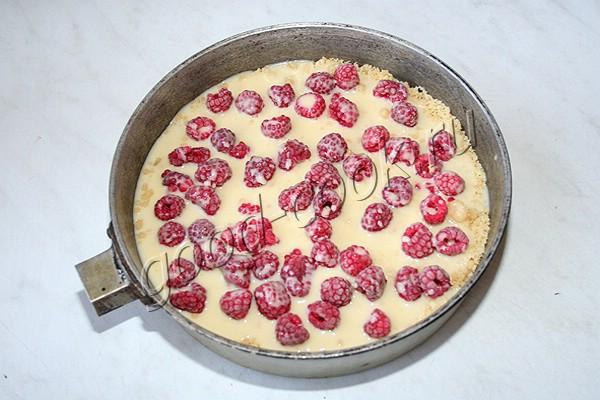 рассыпчатый пирог с ягодами и безе