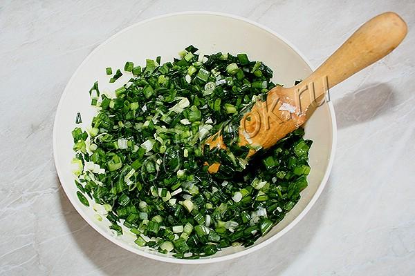 дрожжевой пирог с луком и яйцами