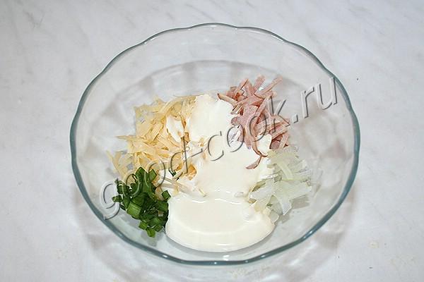 кефирная лепешка с сыром, луком и ветчиной