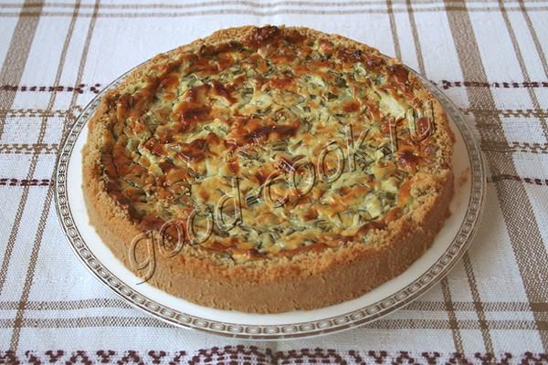 рассыпчатый пирог с зеленым луком и сливочным сыром