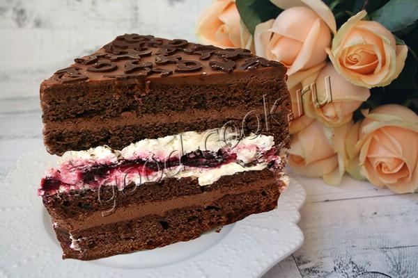 Шоколадный торт с двумя видами крема и ягодным конфи. Рецепт приготовления