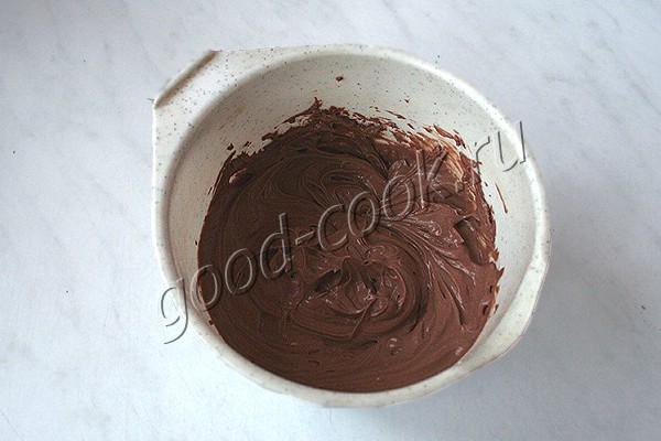 шоколадный торт с двумя видами крема и ягодным конфи