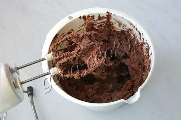 шоколадный торт с двумя видами крема и ягодным конфи