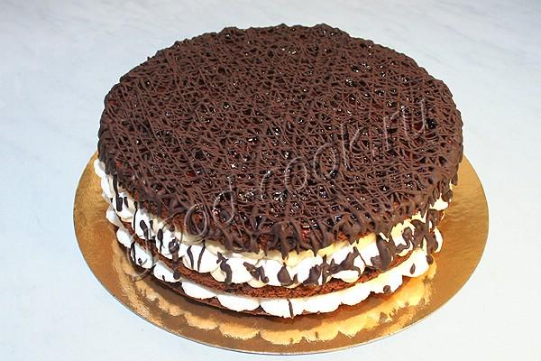 шоколадный торт с ореховым безе и карамельным кремом