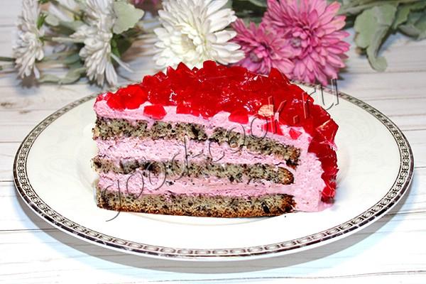 торт с шоколадом и сливочно-ягодным кремом