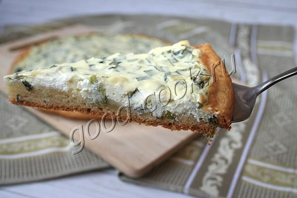 сметанный пирог с зелёным луком и сливочным сыром
