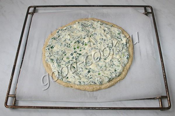 сметанный пирог с зелёным луком и сливочным сыром