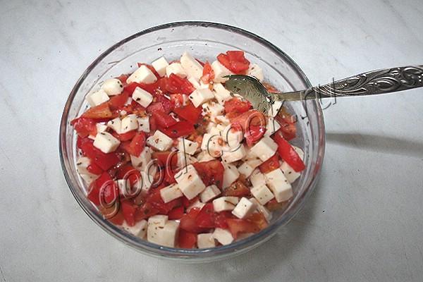сметанный пирог с помидорами и плавленым сыром