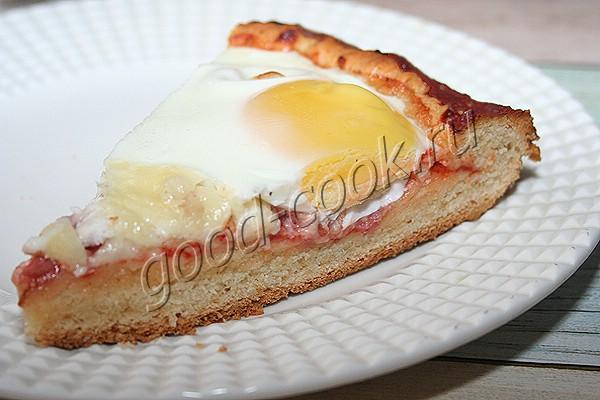 сметанный пирог с копченой колбасой, сыром и яйцами