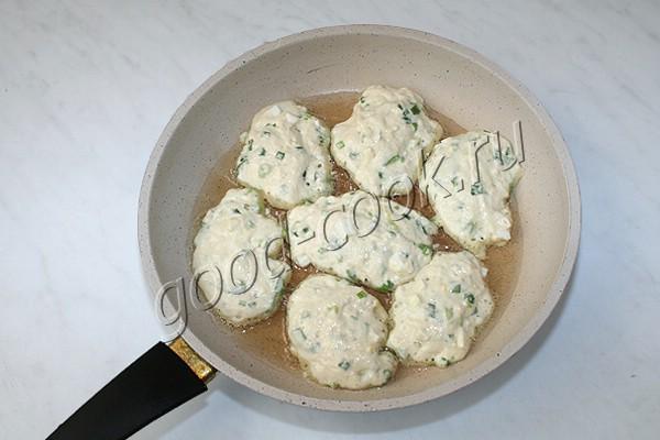 дрожжевые оладьи с зелёным луком и яйцами