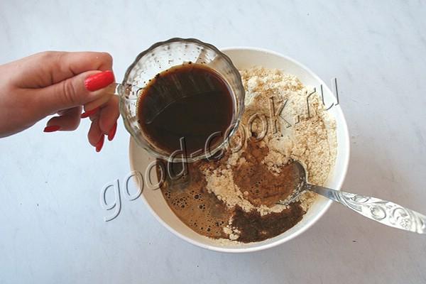 постный кукурузно-кофейный кекс с изюмом и орехами