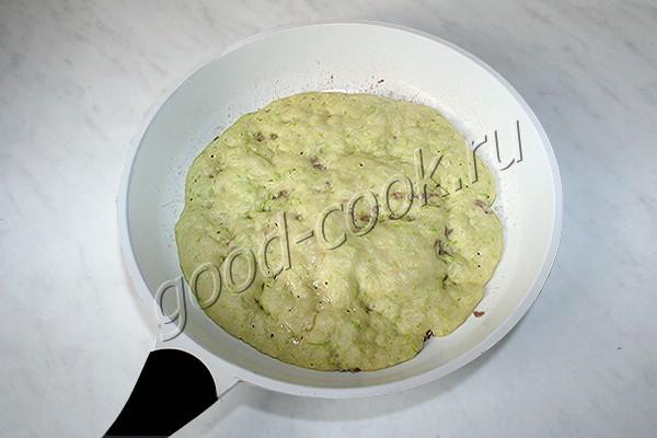 жареная кабачковая лепёшка с фаршем и сыром