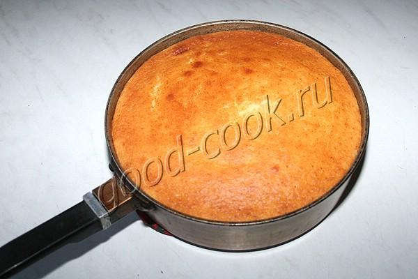 перевёрнутый пирог с грецкими орехами и пюре из кураги