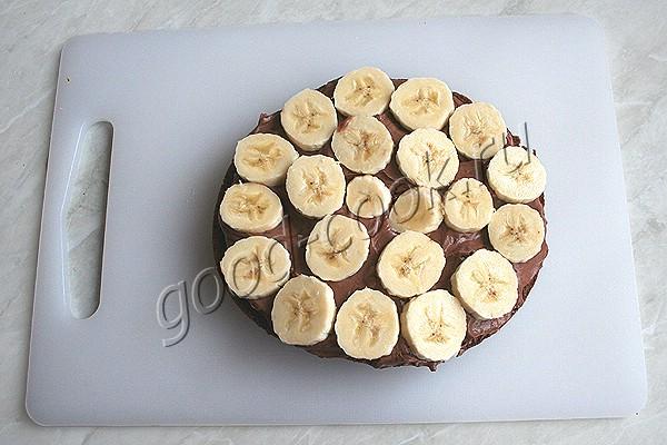 шоколадный торт с бананами и вишней