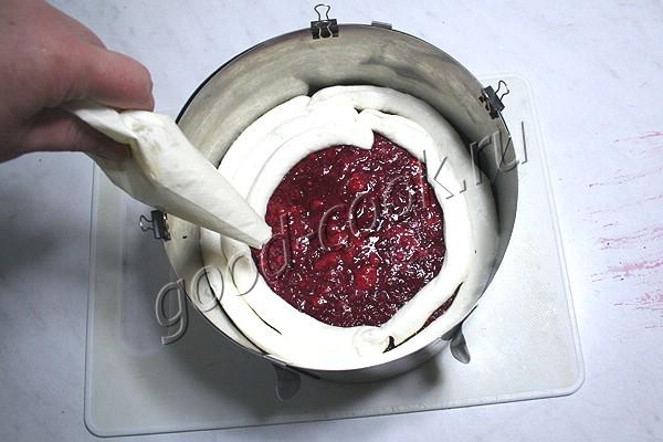 шоколадный торт с вишнёвыми слоями