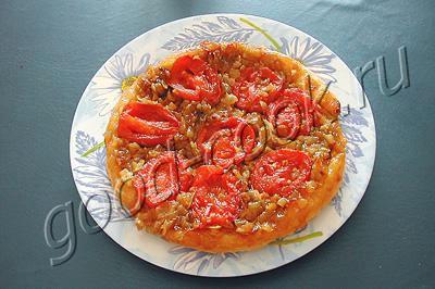 перевернутый томатно-луковый пирог