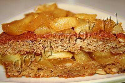 пирог сухарно-ореховый с яблоками