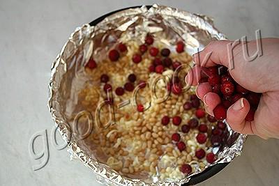 перевернутый пирог с клюквой и орехами