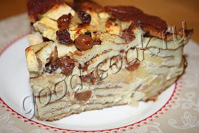 блинный пирог-пудинг с изюмом и яблоками